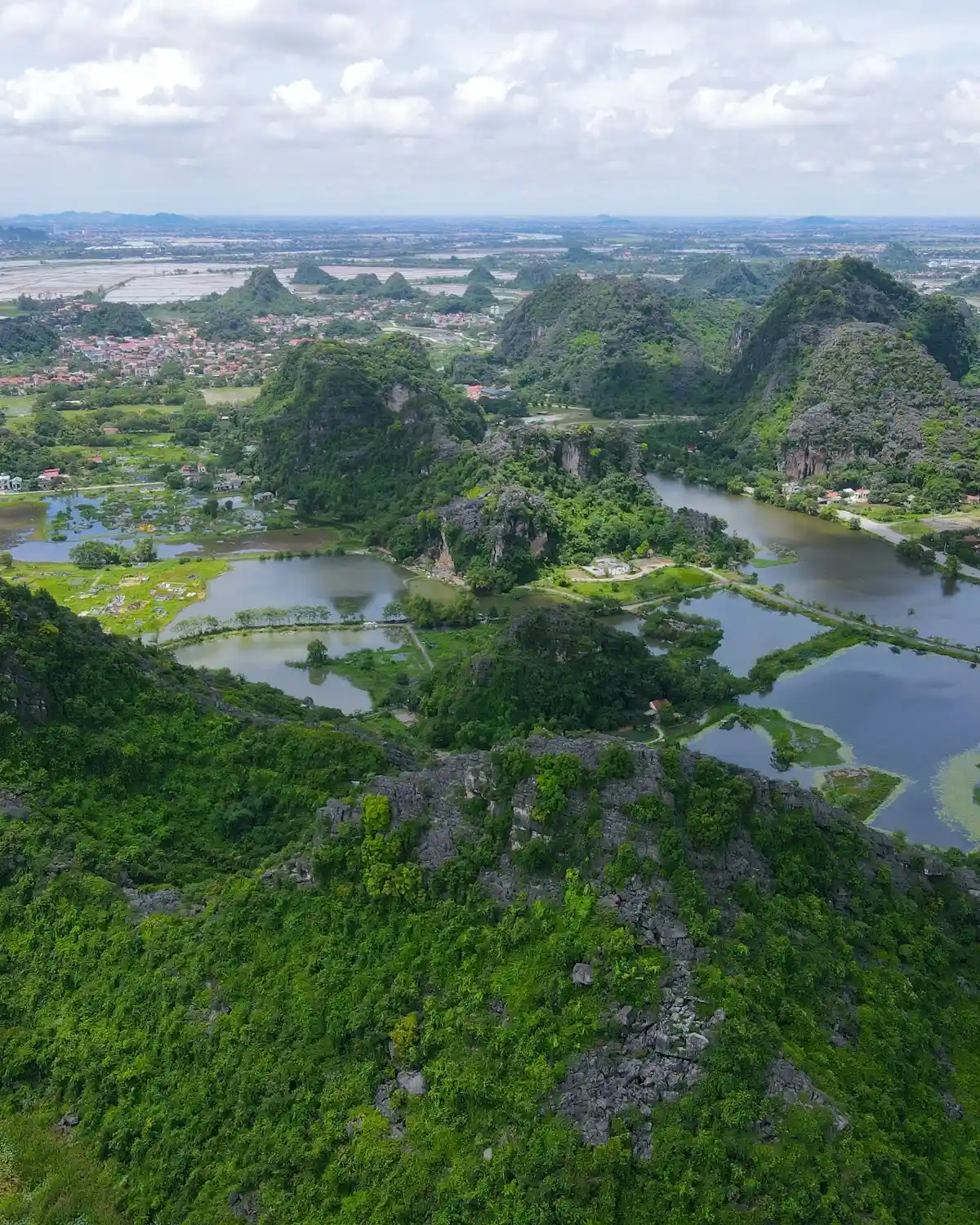 Ruộng nước và núi đá vôi Tam Cốc nhìn từ trên cao